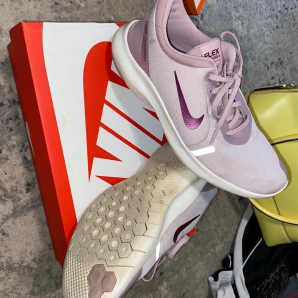 Nike shoes barely worn.size 10